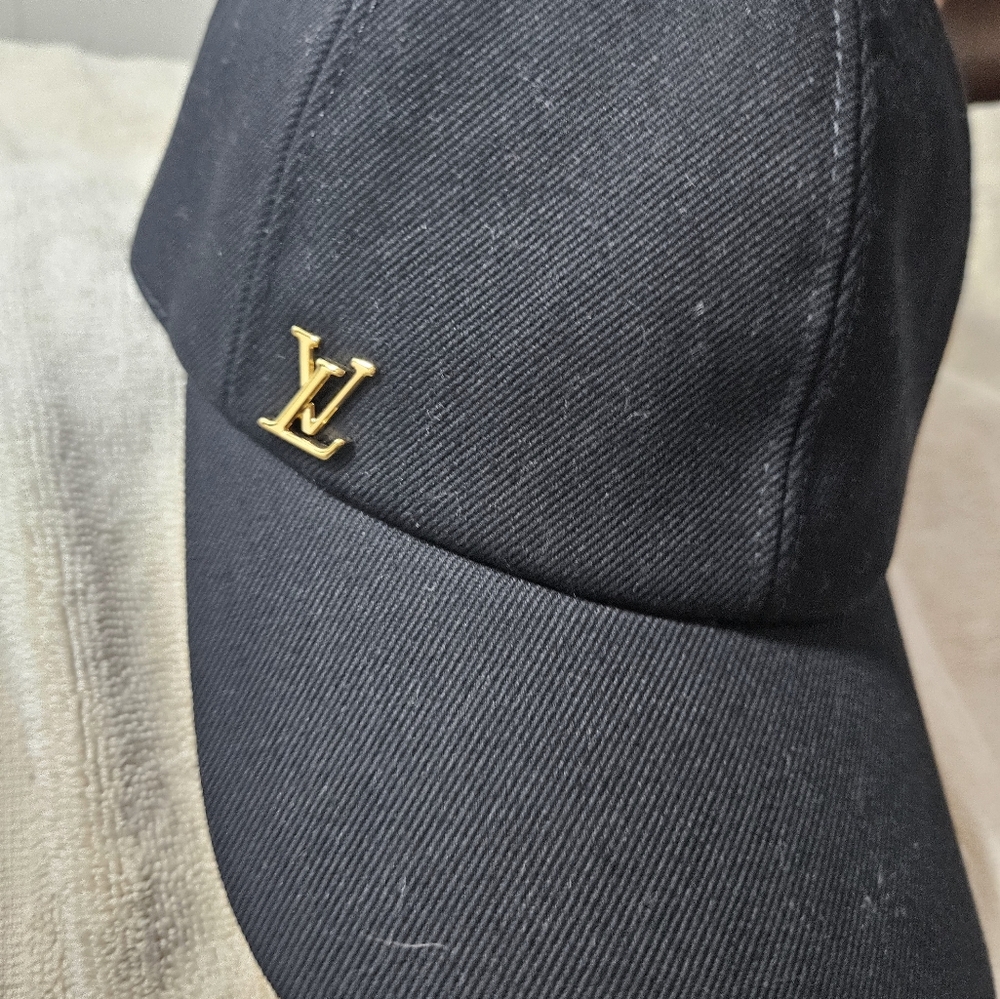 LV BLACK HAT - Picture 10 of 16